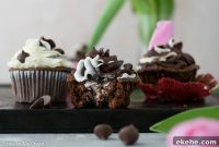 Classic Tuxedo Cupcakes Recipe: Rich Chocolate & Cream Swirls