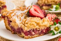 Strawberry Coffee Cake Recipe with Fresh Berries and Crumble