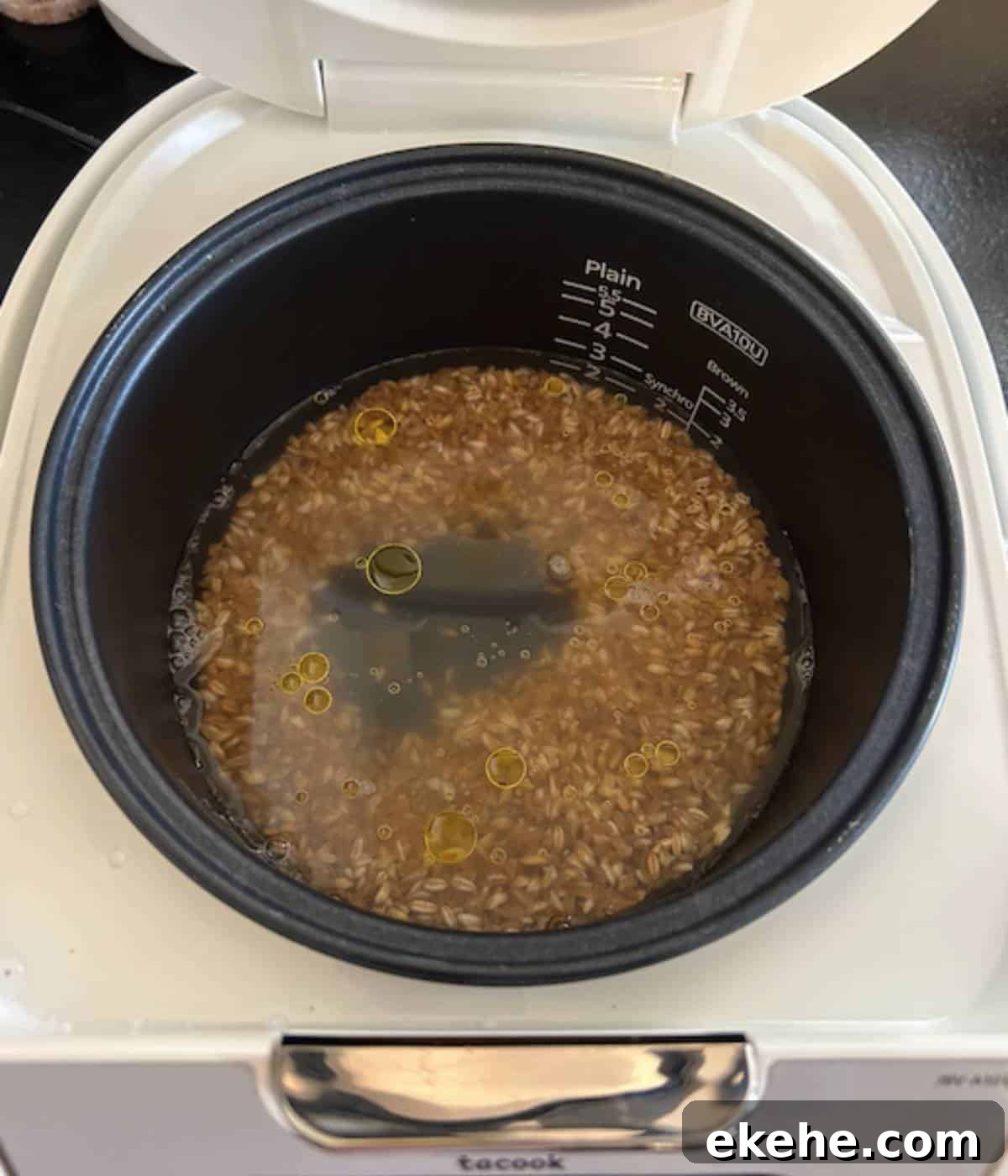 Farro, water and olive oil in rice cooker.