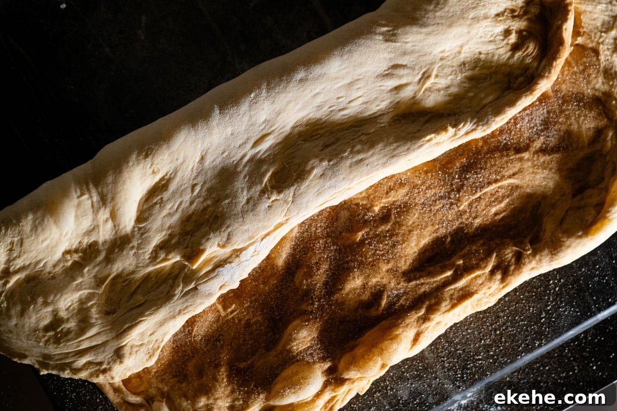 Folding the laminated dough in order to shape it