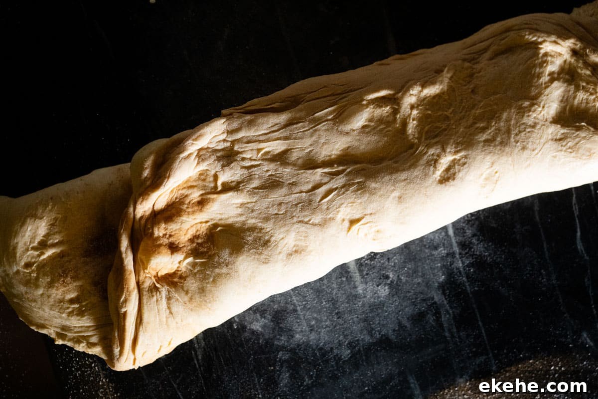 Folding the laminated dough in order to shape it
