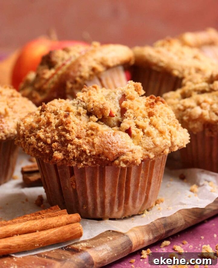 apple cinnamon muffin with cinnamon streusel