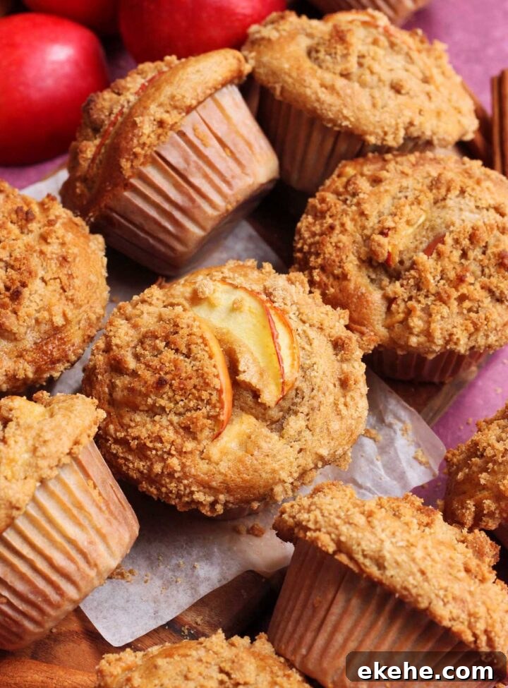 apple cinnamon muffins with cinnamon streusel