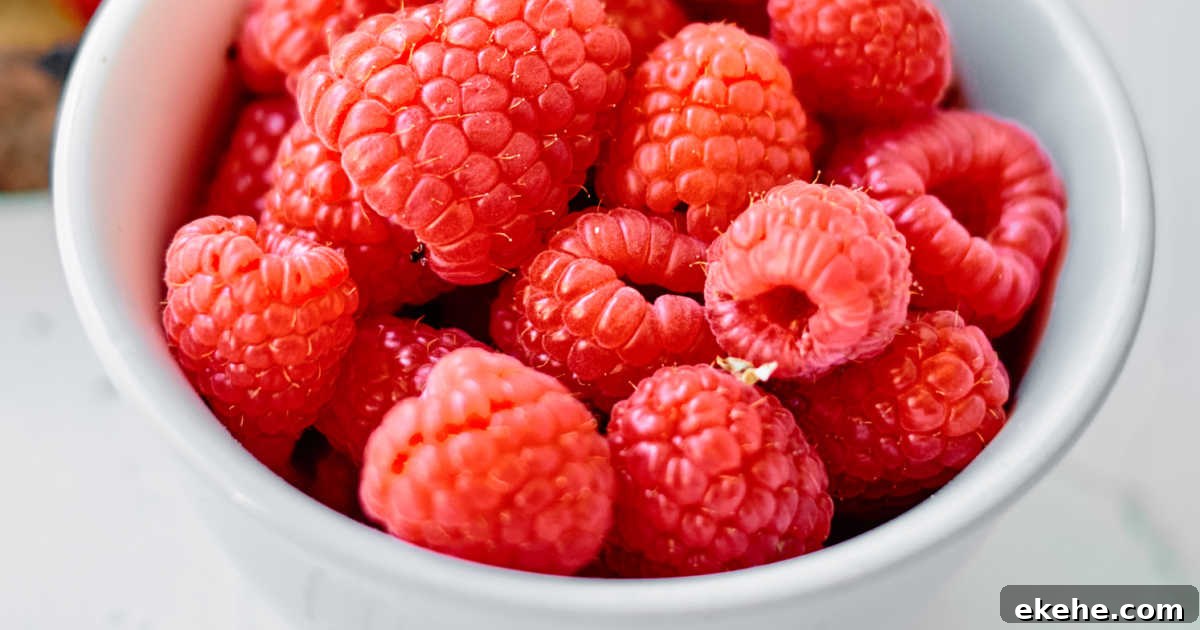 bowl of raspberries
