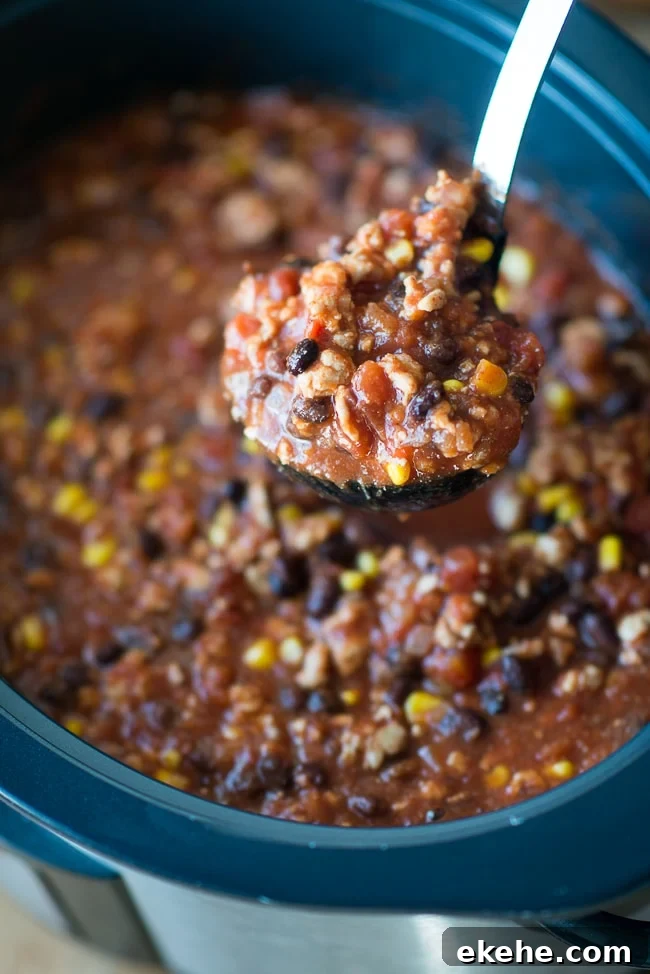 Clean Eating Turkey Chili Recipe - I'm loving this easy and nutritious clean eating turkey chili recipe. It's the perfect healthy crock pot chili!