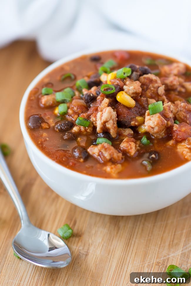 Clean Eating Turkey Chili Recipe - I'm loving this easy and nutritious clean eating turkey chili recipe. It's the perfect healthy crock pot chili!