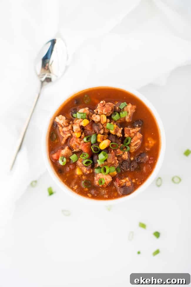 Clean Eating Turkey Chili Recipe - I'm loving this easy and nutritious clean eating turkey chili recipe. It's the perfect healthy crock pot chili!