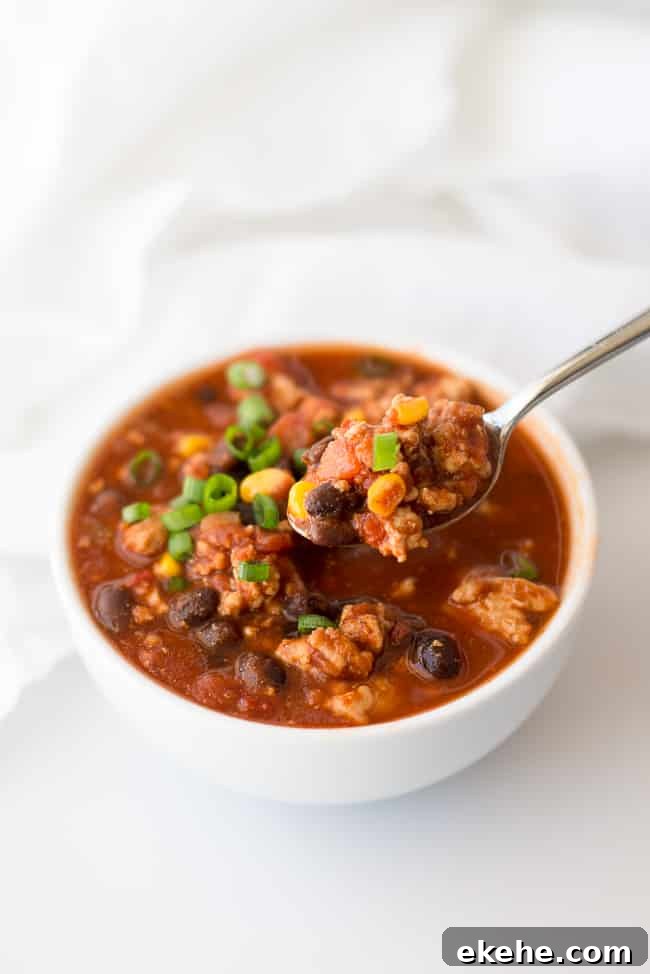 Clean Eating Turkey Chili Recipe - I'm loving this easy and nutritious clean eating turkey chili recipe. It's the perfect healthy crock pot chili!