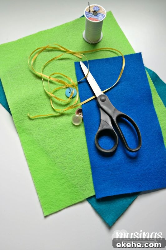 A step by step photo tutorial for how to make a pencil case from felt. This is a perfect beginner sewing project - it's so easy, the kids can do it! Plus they'll love customizing their own pencil case for back to school!